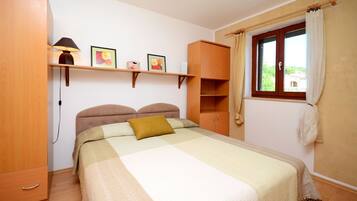 Apartment (A4) | 4 bedrooms, iron/ironing board, free WiFi