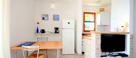 Apartamento (A3) | Cocina privada | Frigorífico, microondas, placa de cocina y máquina de café espresso