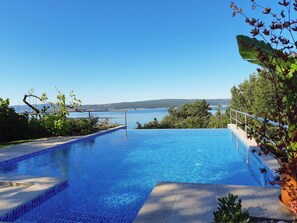 Outdoor pool, pool umbrellas, pool loungers - Apartment Milka (Crikvenica)
