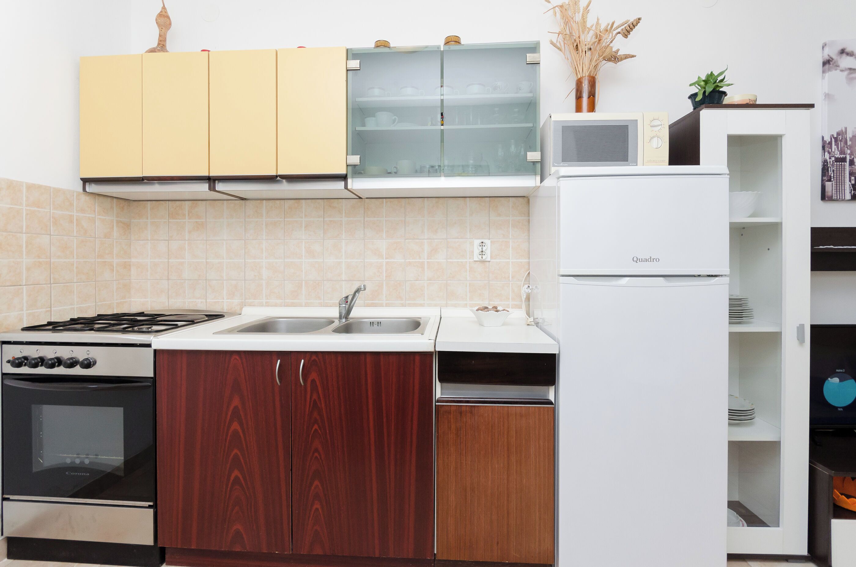 ثلاجة، ميكروويف، فرن، موقد طهي مسطح