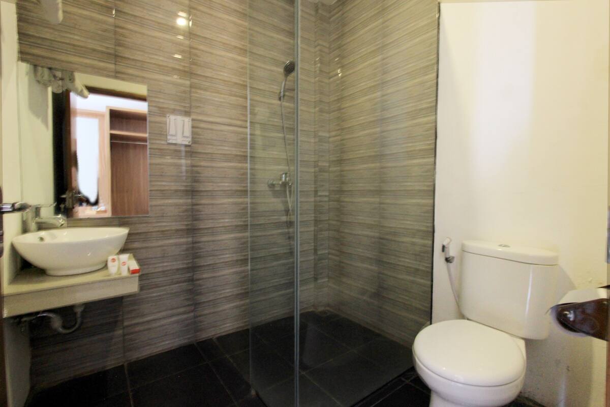 Habitación Deluxe doble | Baño | Ducha y toallas
