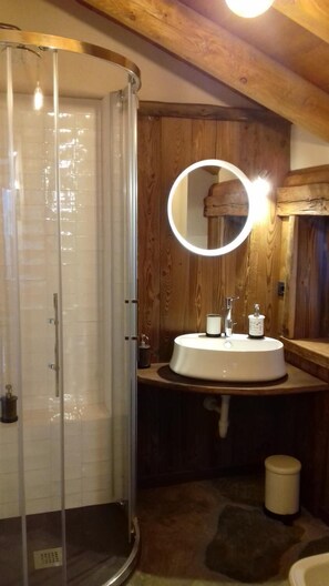 Douche, douche à « effet pluie », articles de toilette gratuits