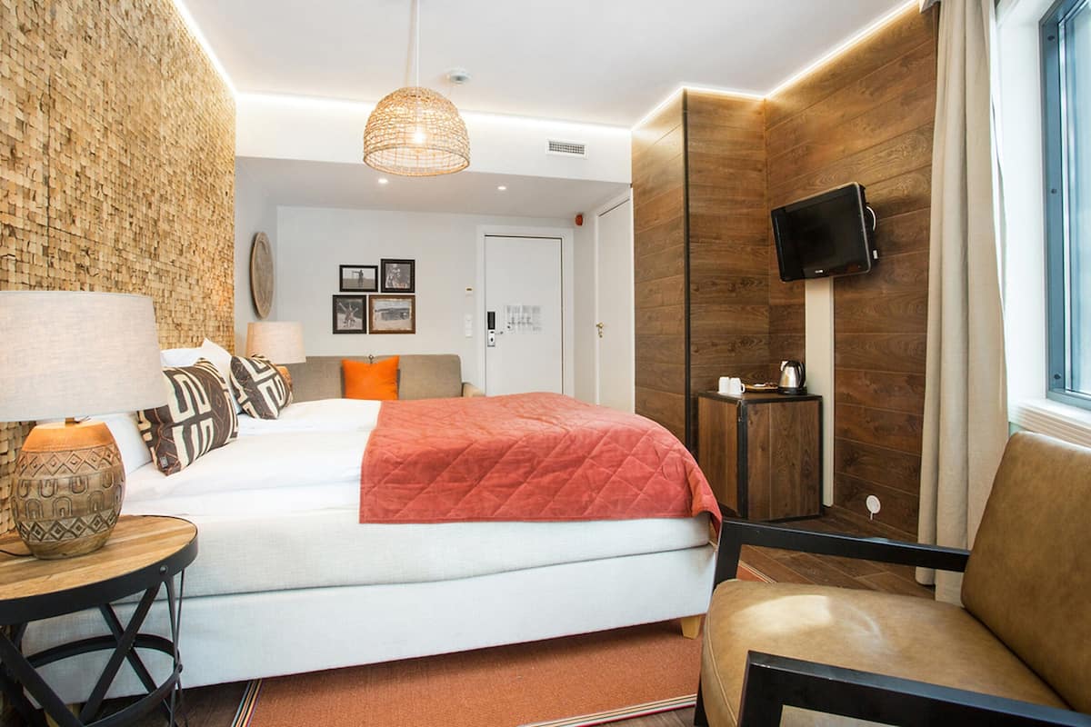 1 bedroom, down duvets, pillow-top beds, blackout curtains