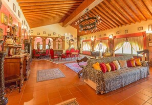 Lobby sitting area - Tenuta Pian D'Attesio (Castelletto Uzzone)