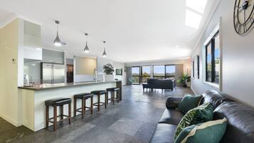 Rumah (4 Bedrooms) | Ruang keluarga | TV dan pemutar DVD