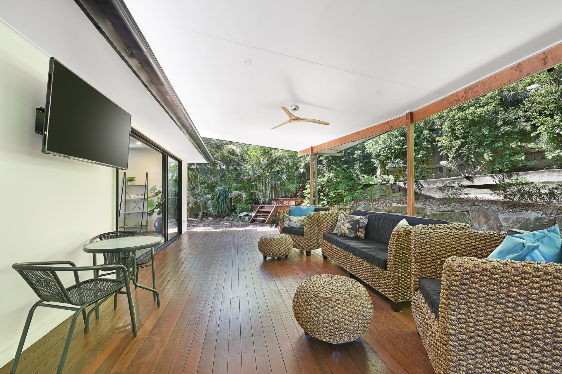 House (4 Bedrooms) | Television