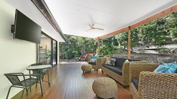 House (4 Bedrooms) | Television