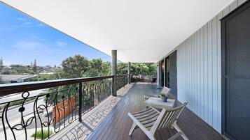 Rumah (4 Bedrooms) | Balkon