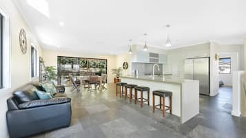 Rumah (4 Bedrooms) | Dapur pribadi | Microwave, oven, dan mesin pencuci piring