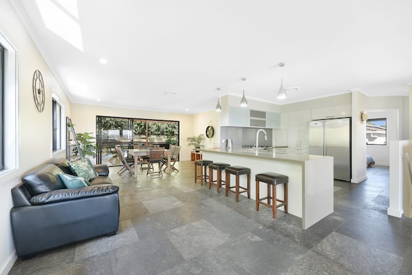 House (4 Bedrooms) | Private kitchen | Microwave, oven, dishwasher