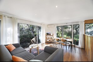 House (3 Bedrooms) | Living area