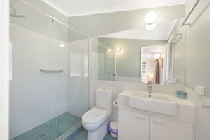 House (3 Bedrooms) | Bathroom | Bathtub