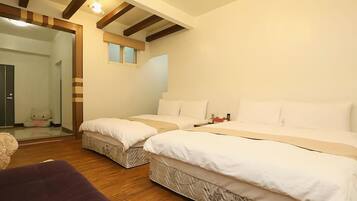 Quadruple Room | Desk, blackout drapes, free WiFi, bed sheets