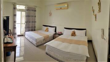 Escrivaninha, cortinas blackout, Wi-Fi de cortesia, roupa de cama