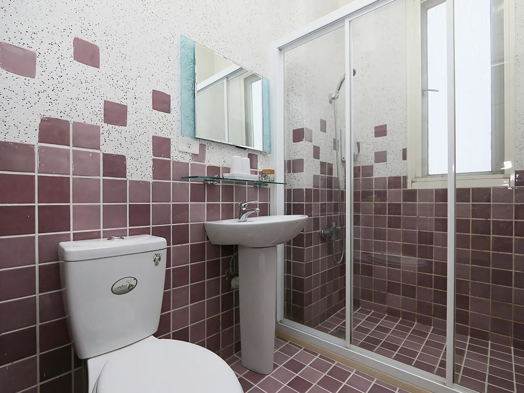 Triple Room | Bathroom | Shower, free toiletries, hair dryer, slippers