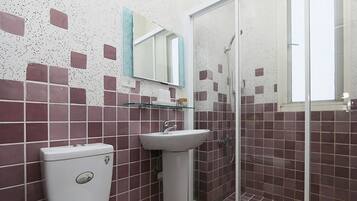 Quarto triplo | Banheiro | Chuveiro, produtos de toalete grátis, secador de cabelo, chinelos