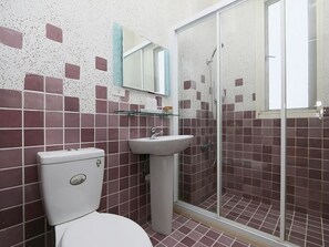 Chambre Triple | Salle de bain | Douche, articles de toilette gratuits, sèche-cheveux, chaussons