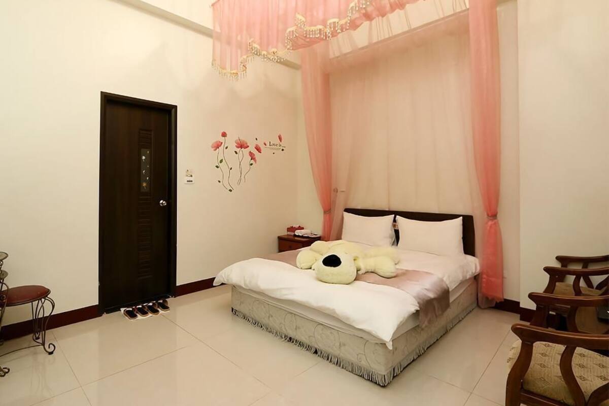 Standard Double Room | Desk, blackout drapes, WiFi (free), bed sheets