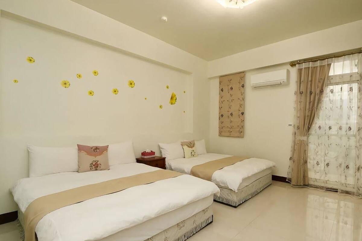 Quadruple Room | Desk, blackout drapes, WiFi (free), bed sheets