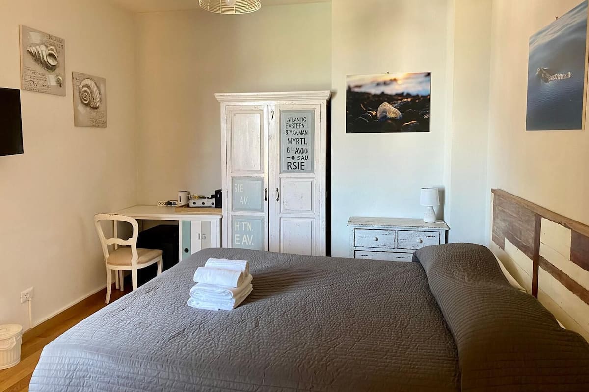 Dubbelrum - havsutsikt (Shabby Chic) | Värdeförvaringsskåp på rummet, skrivbord, gratis wi-fi och sängkläder