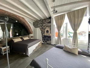 Quadruple Room (Cave) | In-room safe, desk, free WiFi, bed sheets