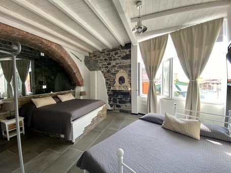 四人房 (Cave) | 客房内保险箱、办公桌、免费 WiFi、床单