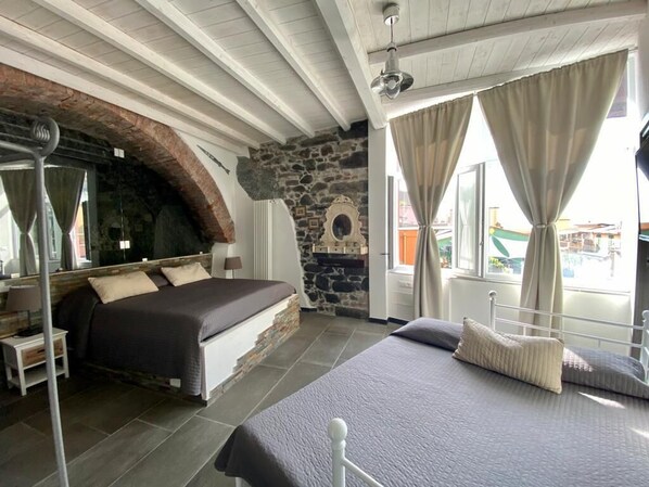 四人房 (Cave) | 客房内保险箱、办公桌、免费 WiFi、床单