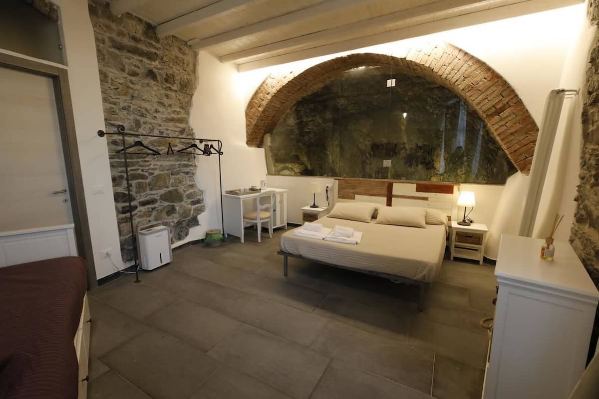 Habitación cuádruple (Cave) | Caja de seguridad en la habitación, escritorio y wifi gratis 