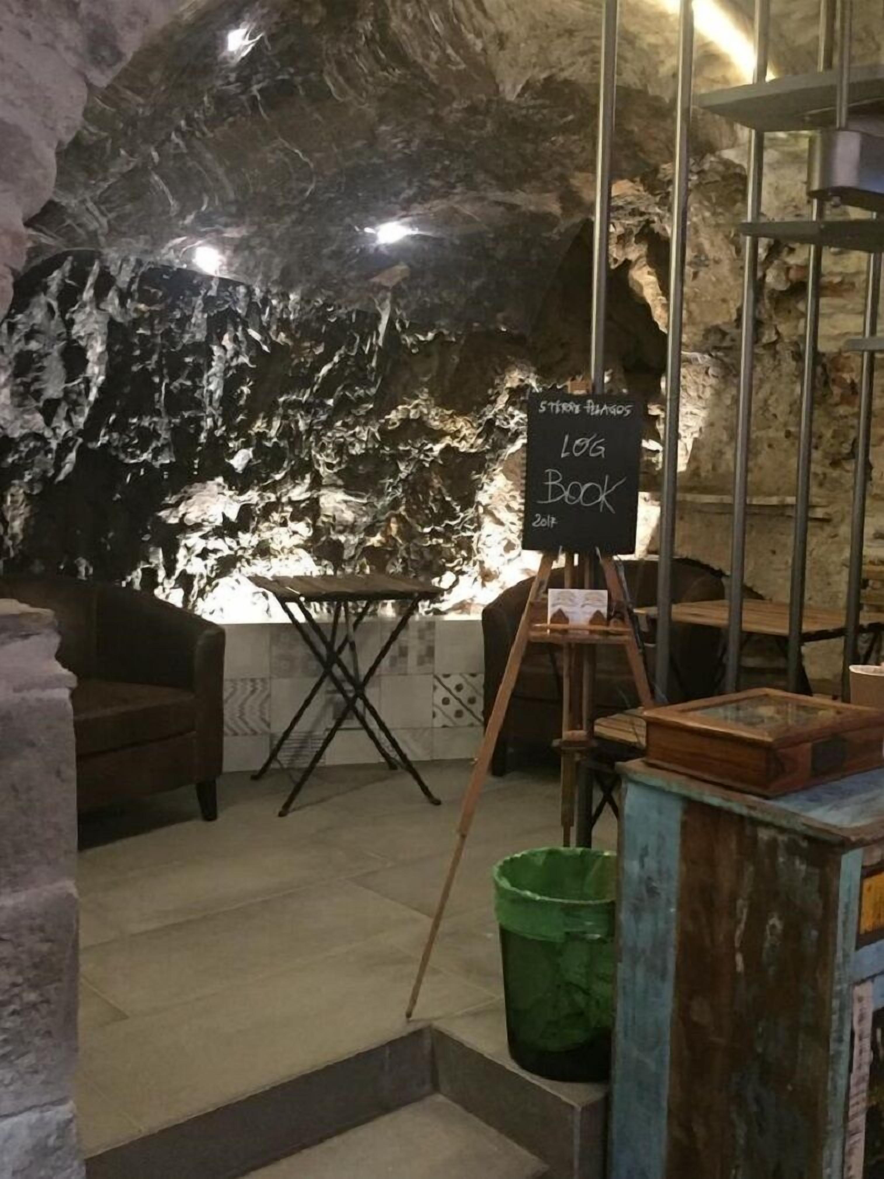 Un intérieur qui ressemble à une grotte, avec un panneau noir annonçant « Long Book » et « 20 pieds ».