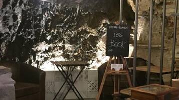 Un intérieur qui ressemble à une grotte, avec un panneau noir annonçant « Long Book » et « 20 pieds ».