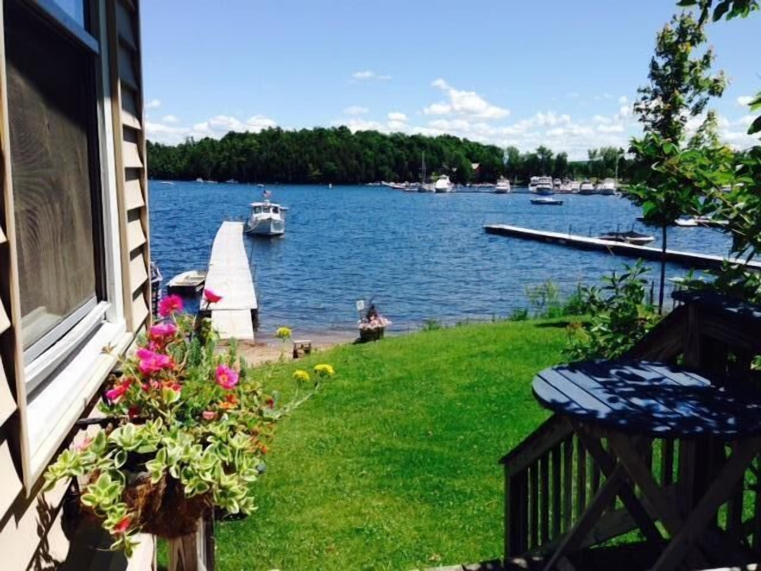 Cozy seasonal lakefront cottage with gorgeous views!