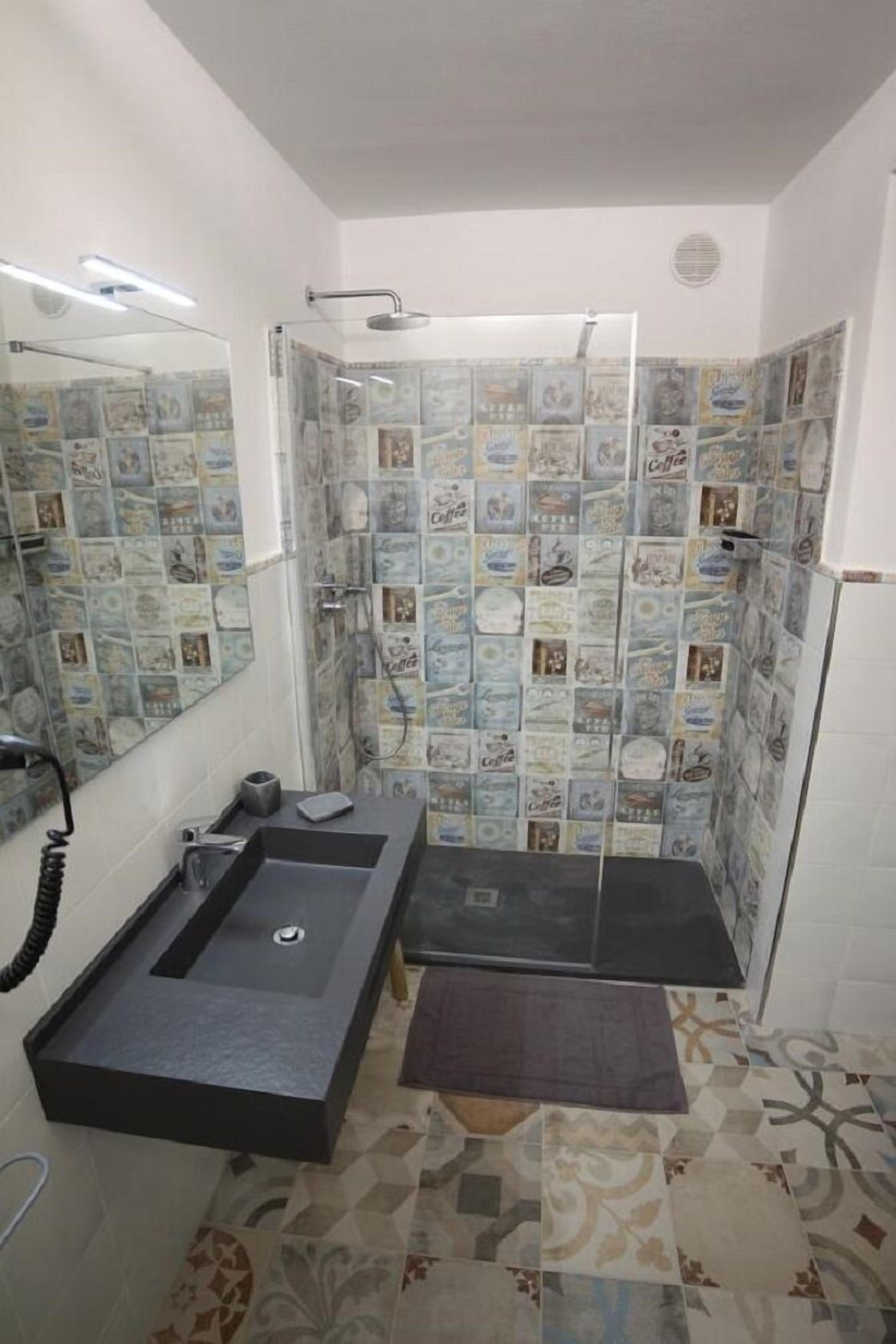 Douche, douche à « effet pluie », sèche-cheveux, bidet