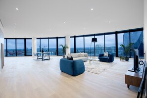 Căn hộ (4 Bedrooms) | Khu phòng khách | TV