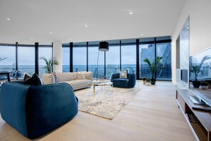 Căn hộ (4 Bedrooms) | Khu phòng khách | TV