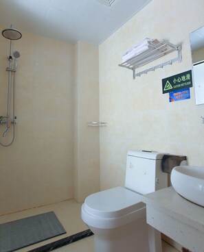 Habitació doble | Bany | Dutxa, assecador de cabells, sabatilles i bidet 