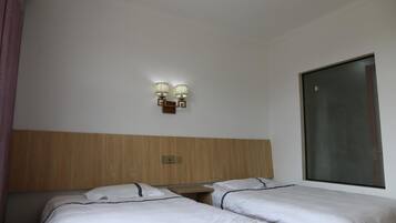 Blackout drapes, soundproofing, free WiFi