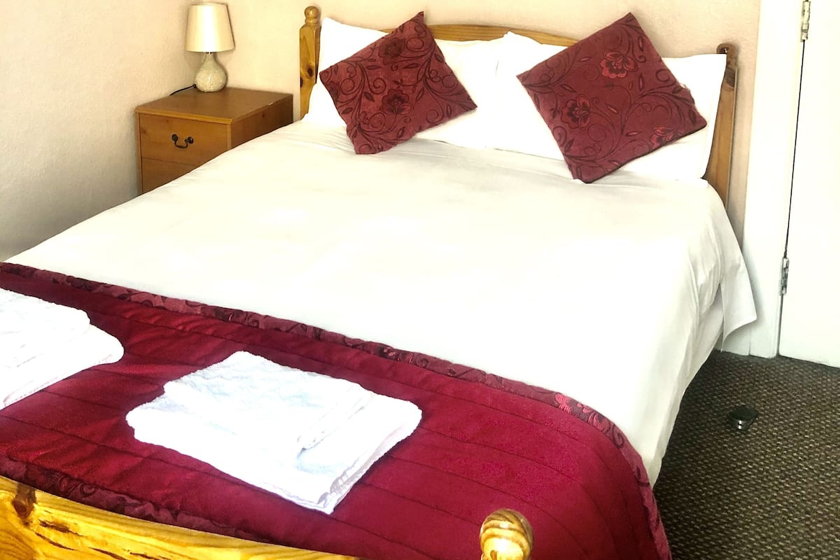 Double Room, Shared Bathroom | Individually decorated, individually furnished