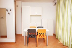 Studio (A-3) | Living room | Flat-screen TV