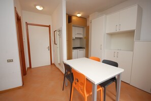 Studio (A-3) | Essbereich im Zimmer