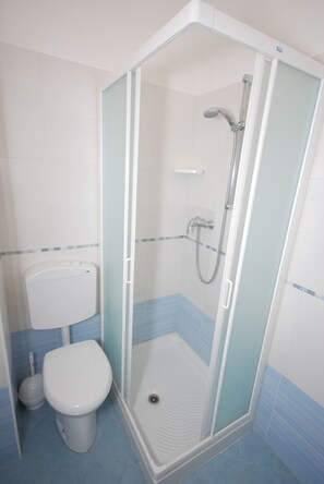 Studio (A-3) | Badkamer | Een douche, een bidet, toiletpapier