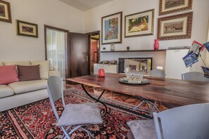 Appartement, 1 slaapkamer | Woonruimte | Flatscreentelevisie