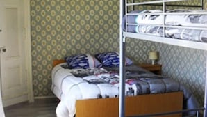 Family Room | Iron/ironing board, free cots/infant beds, free WiFi, bed sheets - Chambres d'Hotes Chateau d'Arcis (Rosières)