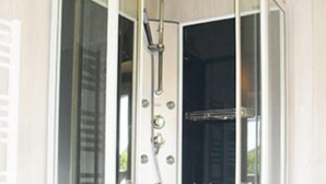 Bathroom shower - Chambres d'Hotes Chateau d'Arcis (Rosières)