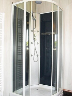 Bathroom shower - Chambres d'Hotes Chateau d'Arcis (Rosières)