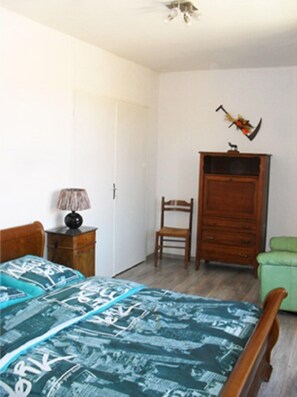 Double Room | Iron/ironing board, free cribs/infant beds, free WiFi, bed sheets