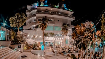 Front of property â evening/night
