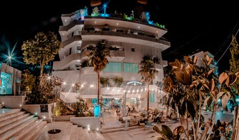 Fachada de la propiedad por la tarde o noche