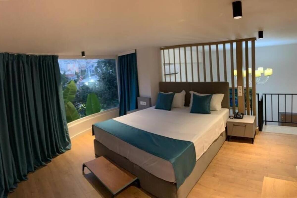 Duplex Suite with Balcony - Ground Floor (no close bedrooms with a door) | Két bảo mật tại phòng, bàn, màn/rèm cản sáng, phòng cách âm 
