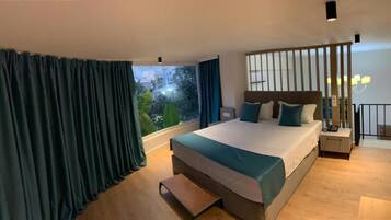 Duplex Suite with Balcony - Ground Floor (no close bedrooms with a door) | Brankas, meja kerja, tirai kedap cahaya, dan kedap suara