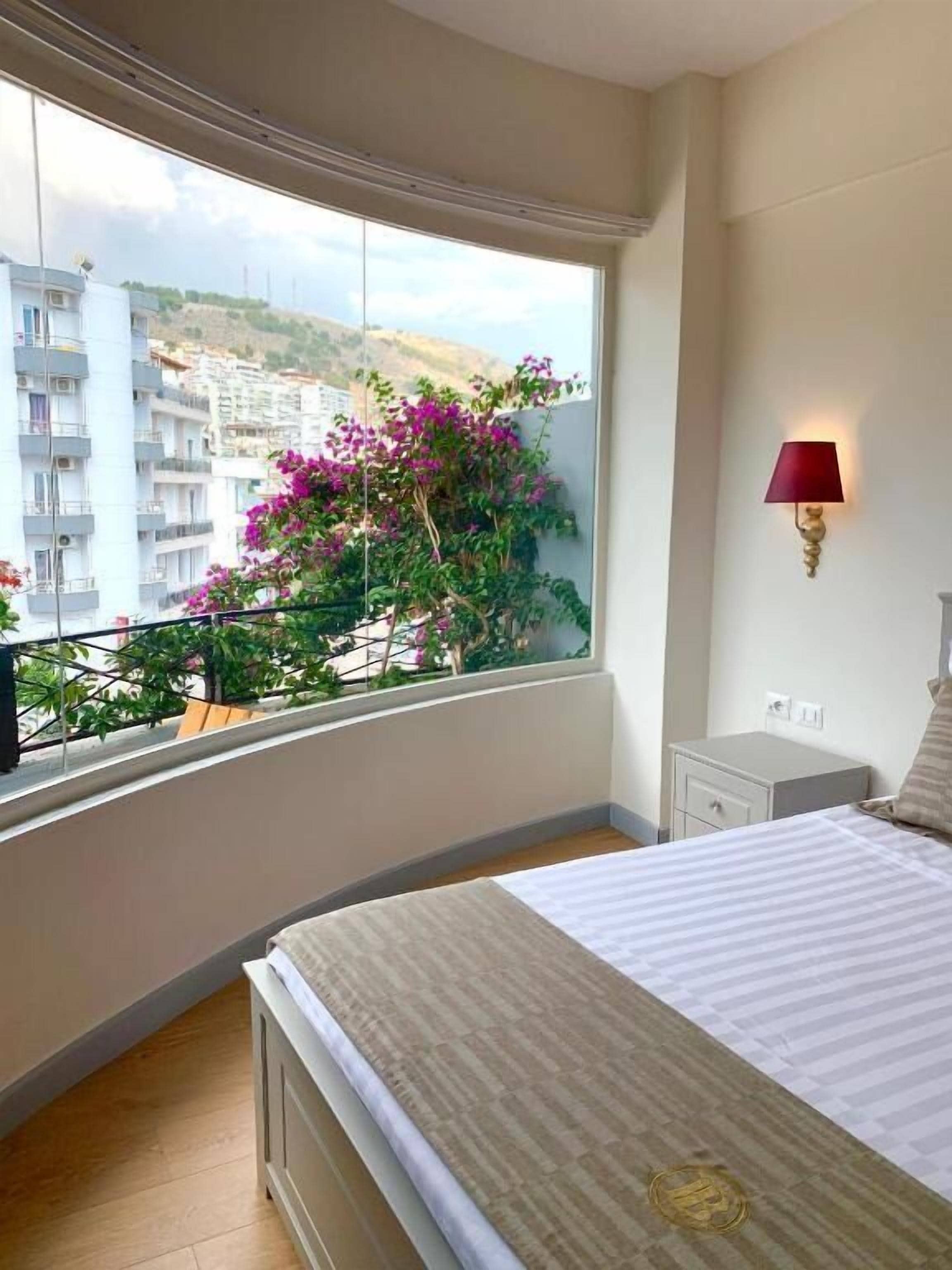 Dobbeltrom – deluxe, balkong | Safe på rommet, skrivebord, blendingsgardiner og lydisolert